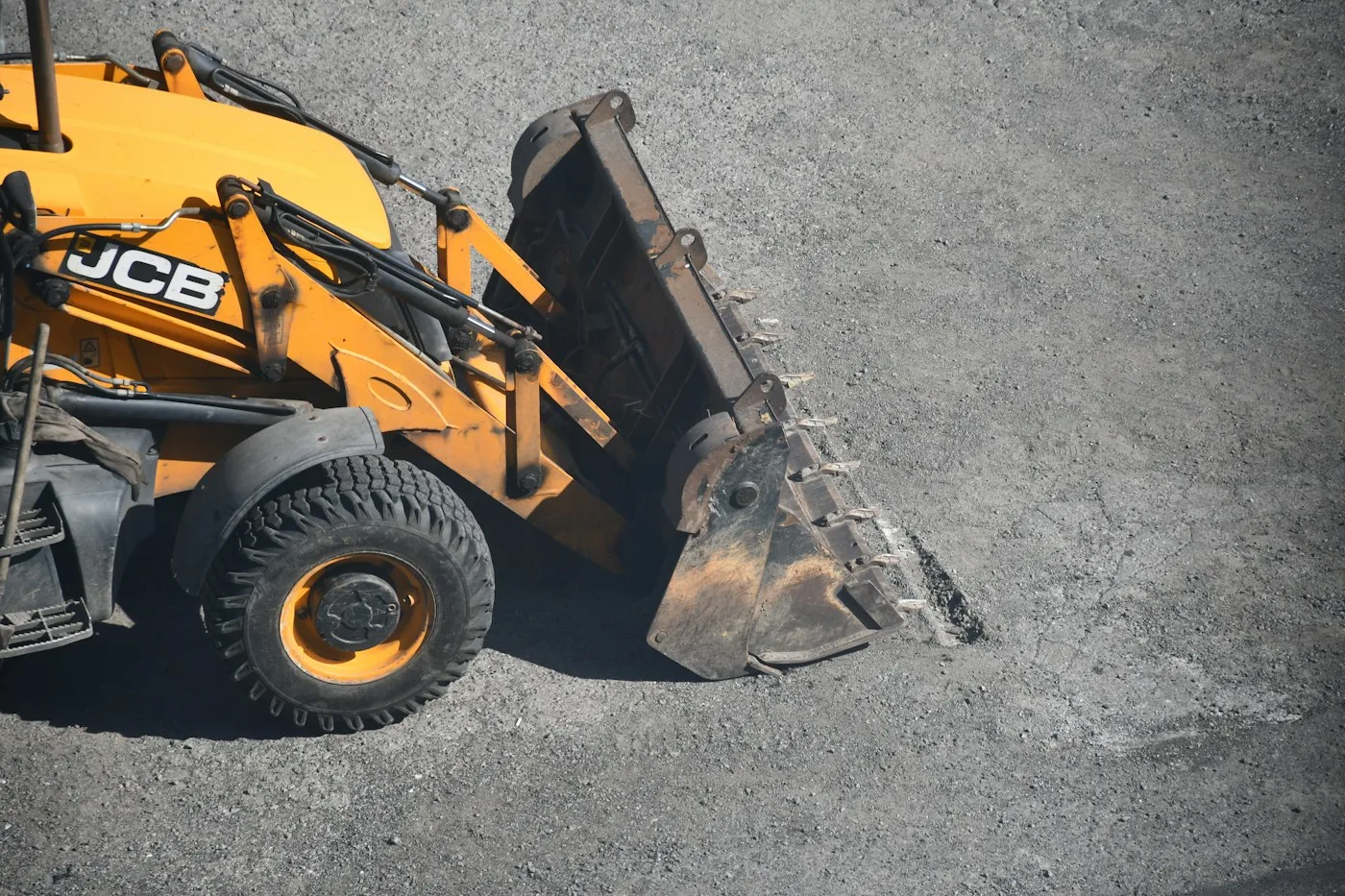 Wheel-loader bucket carrying aggregate